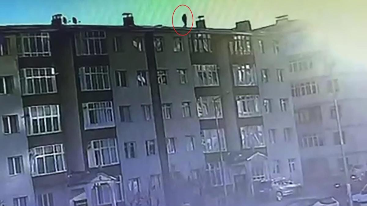 Erzurum'da facia: Tamir ettiği bacayı kontrol eder…