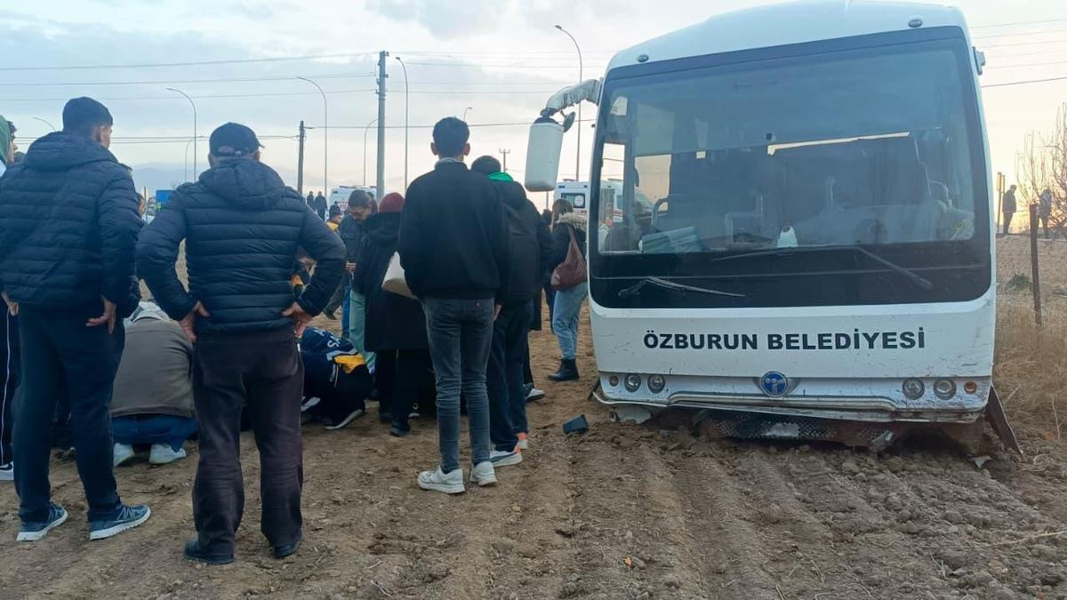 Afyonkarahisar'da öğrenci servisi kaza yaptı: 20 yaralı