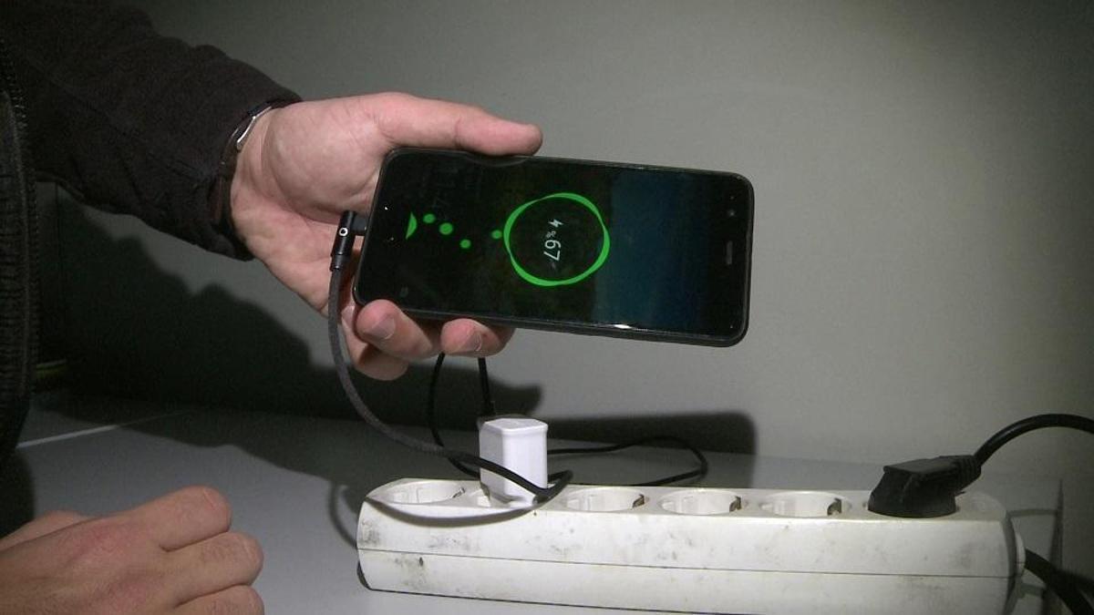 Telefonunu şarja takarken uyuyan çocuk elektrik akımına kapıldı