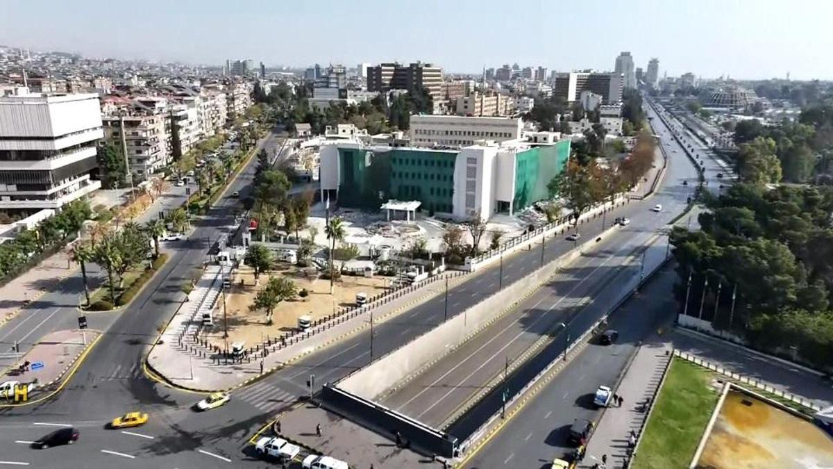 DEVRİMİN 1. YILI! CNN TÜRK İsrail'in vurduğu Suriye Genelkurmay Başkanlığı'nda