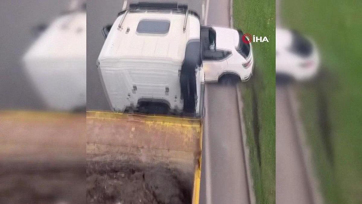 Çarptığı aracı 100 metre sürükledi!