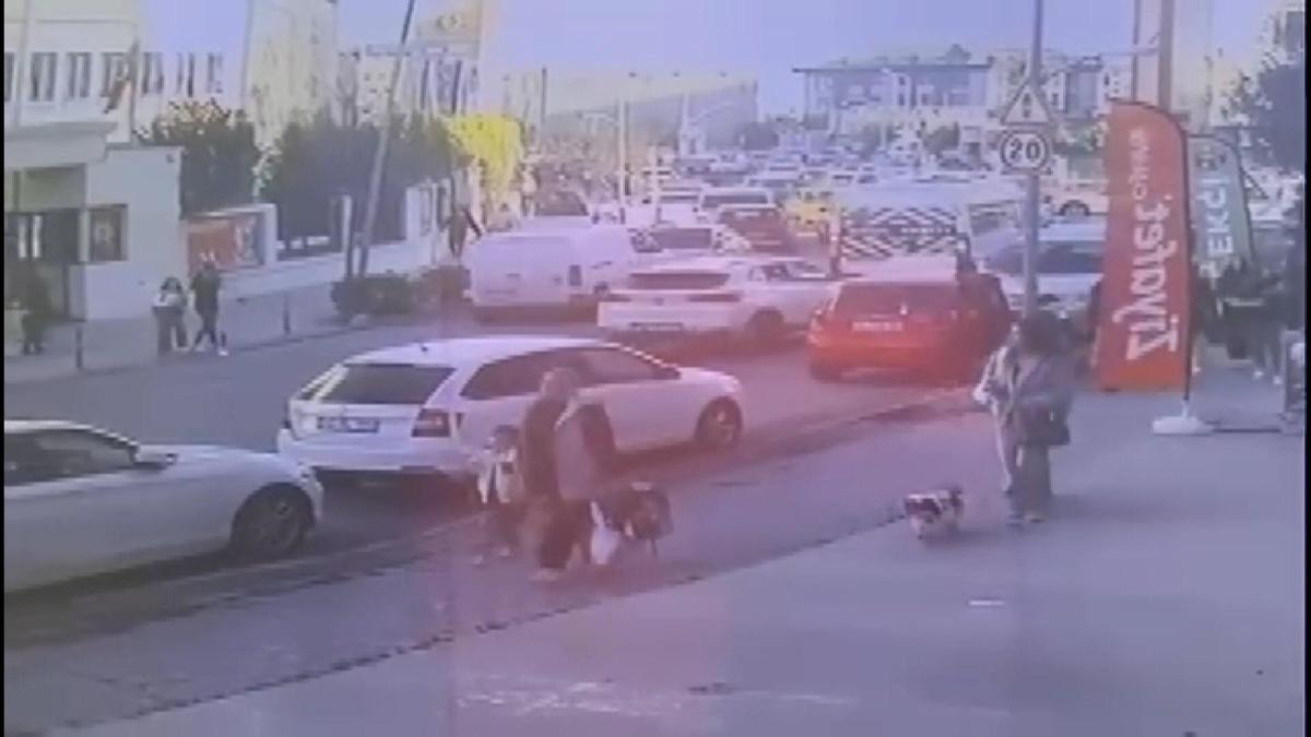 İstanbul- Beylikdüzü'nde skuter yayalara çarptı: 2…