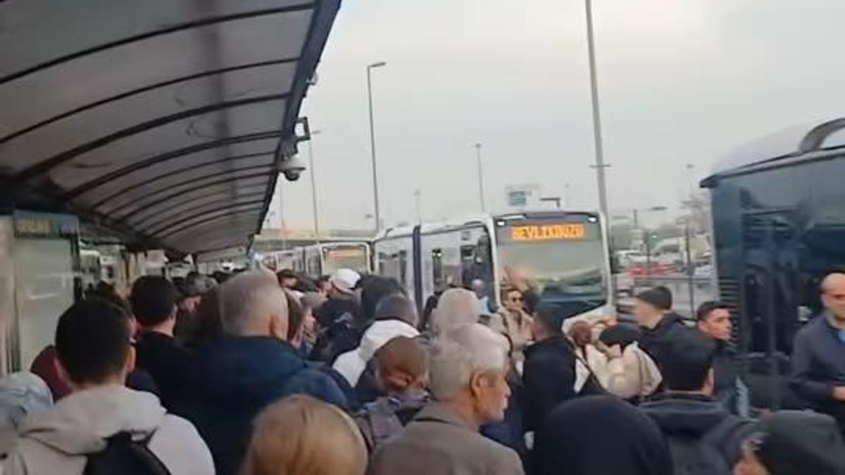 İstanbul - Cevizlibağ'da baygınlık geçirerek düşen 14 yaşındaki kıza metrobüs çarptı