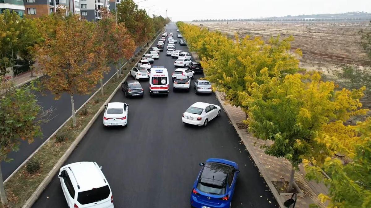 Ambulanslara fermuar sistemi ile yol verme çağrısı