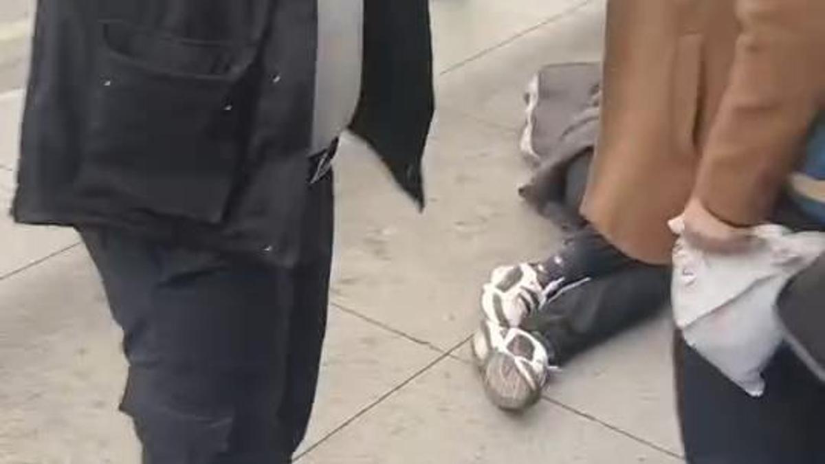 İstanbul - Cevizlibağ'da baygınlık geçirerek düşen 14 yaşındaki kıza metrobüs çarptı