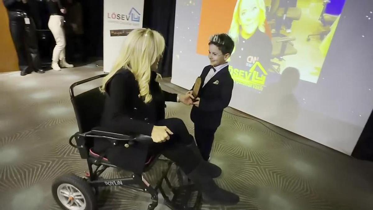 Lösemi haberleri CNN TÜRK Muhabiri Gökçe Tümer'e ödül getirdi