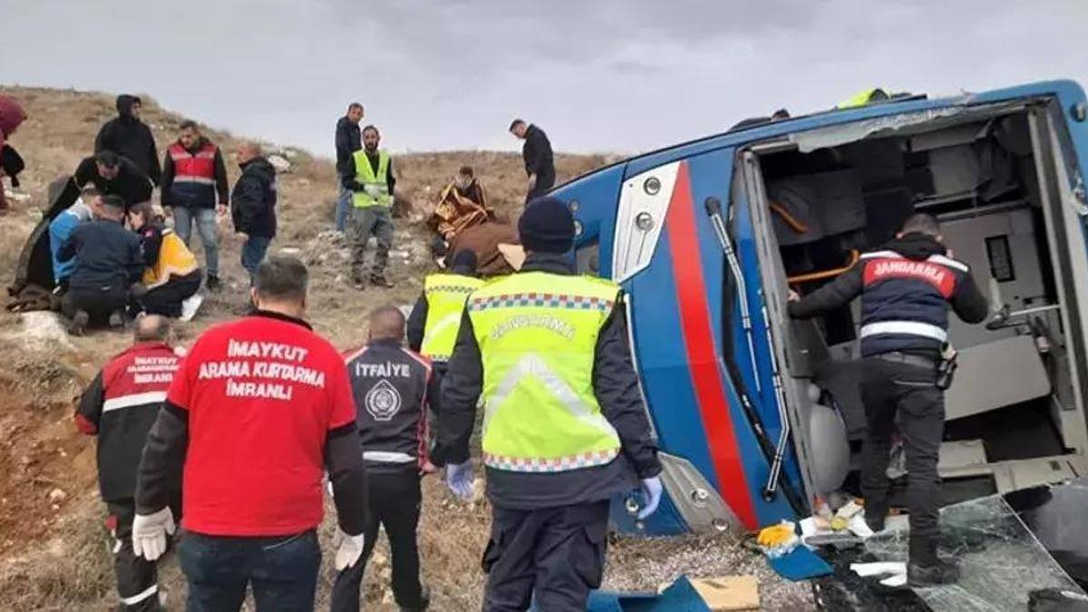 Sivas'ta cezaevi nakil aracı devrildi: 2'si ağır, 9 yaralı!