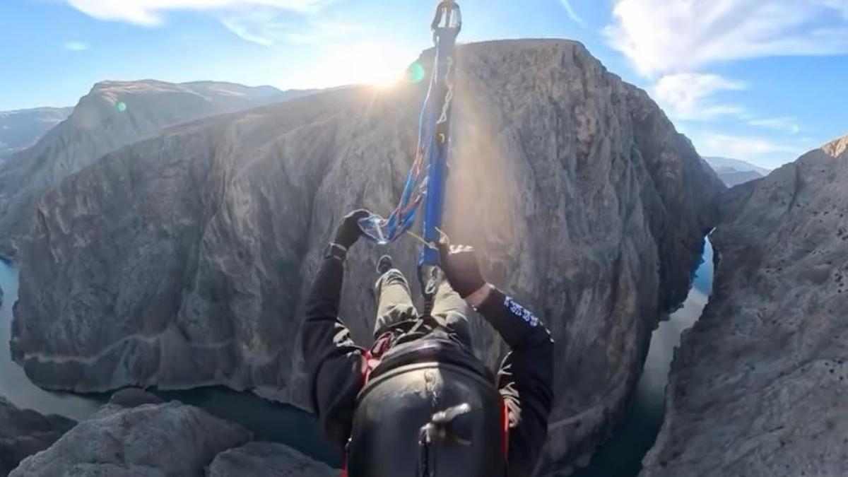 Karanlık Kanyonda base jump atlayışı nefesleri kes…