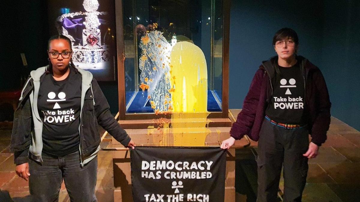 Kraliyet tacına muhallebili Protesto saldırı! Pankart açtıları: Zenginleri vergilendir