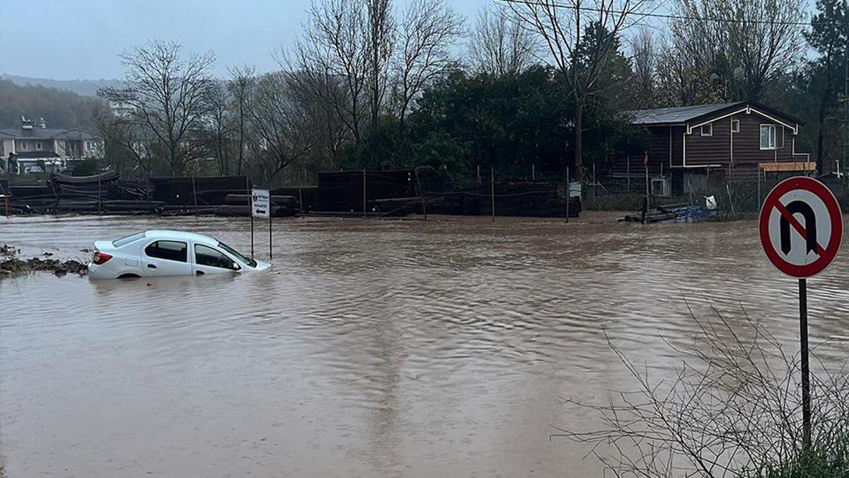 İstanbul göle döndü: Sarıyere 24 saatte 50.8 kilogram yağış! Yol çöktü pikap ve kamoynet dereye düştü