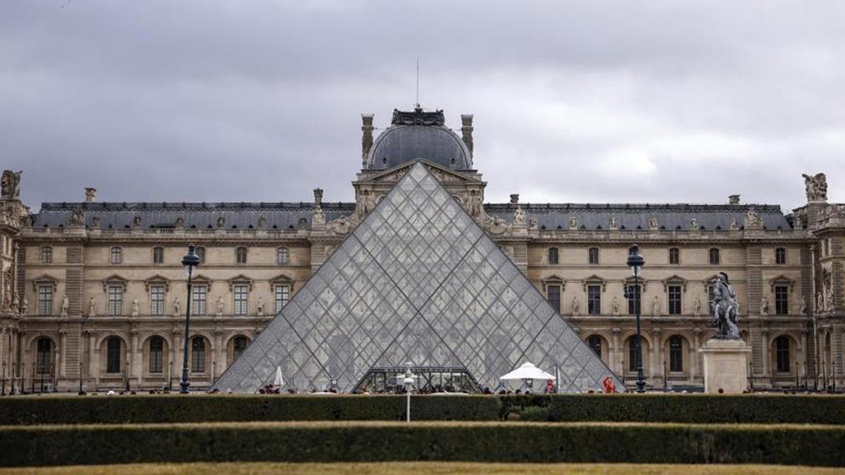 Louvre Müzesinde bir skandal daha! Yüzlerce nadir kitap hasar gördü