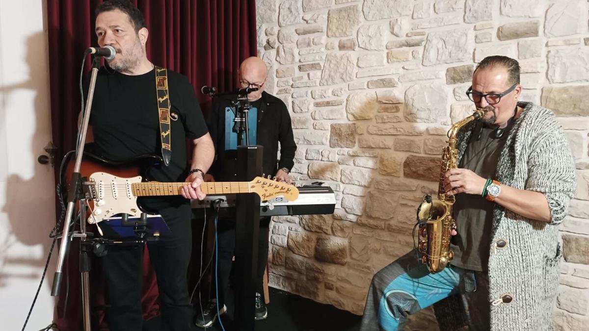 2 mühendis ve 1 cerrah, öğrencilere burs desteği için sahne aldı