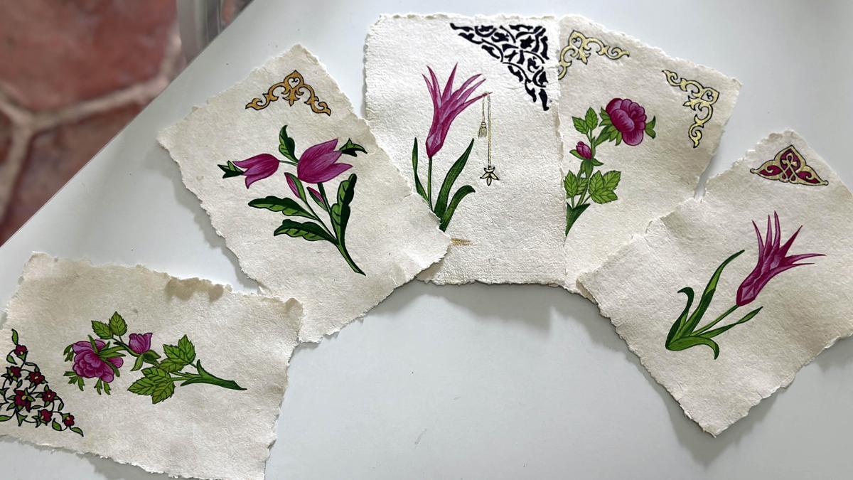 Geleneksel el sanatı Edirnekari'yi  kendi ürettiği kağıtlara işliyor