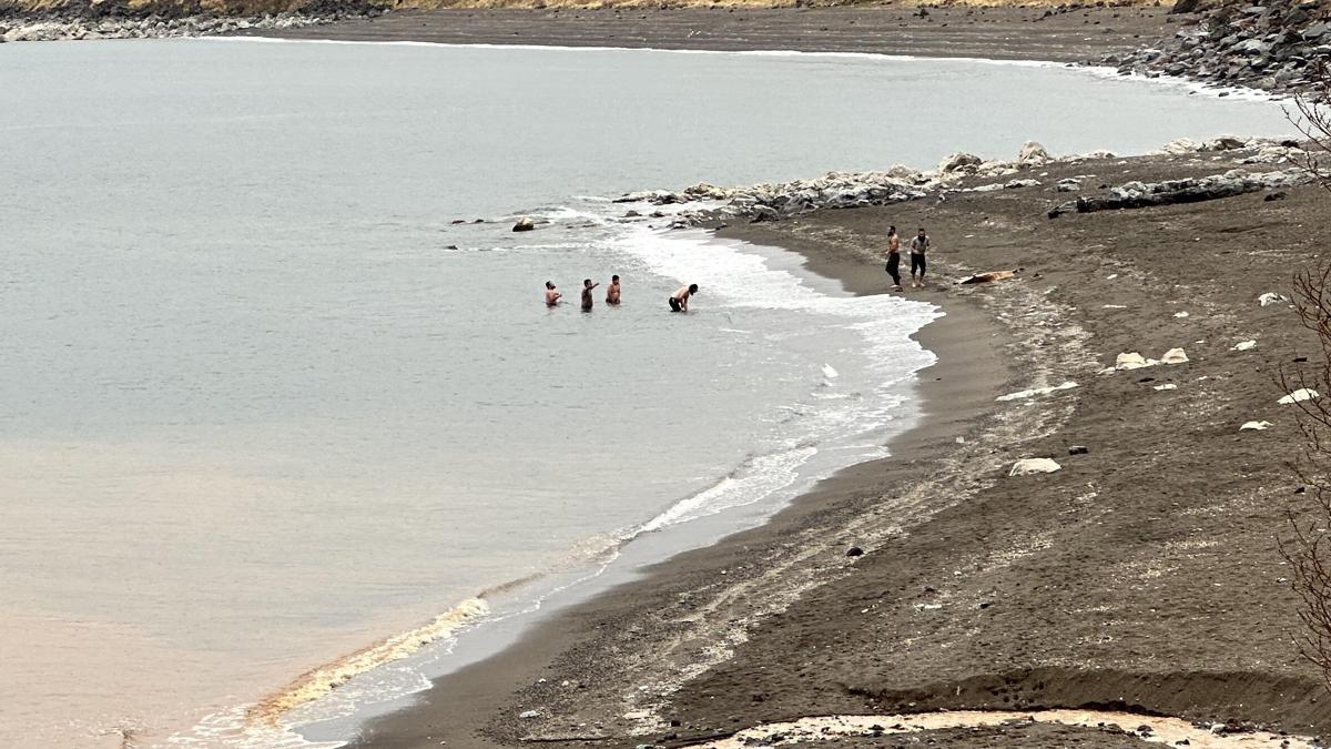 Yüksek kesimlerine kar yağan Bitlis'te, göle girip yüzdüler