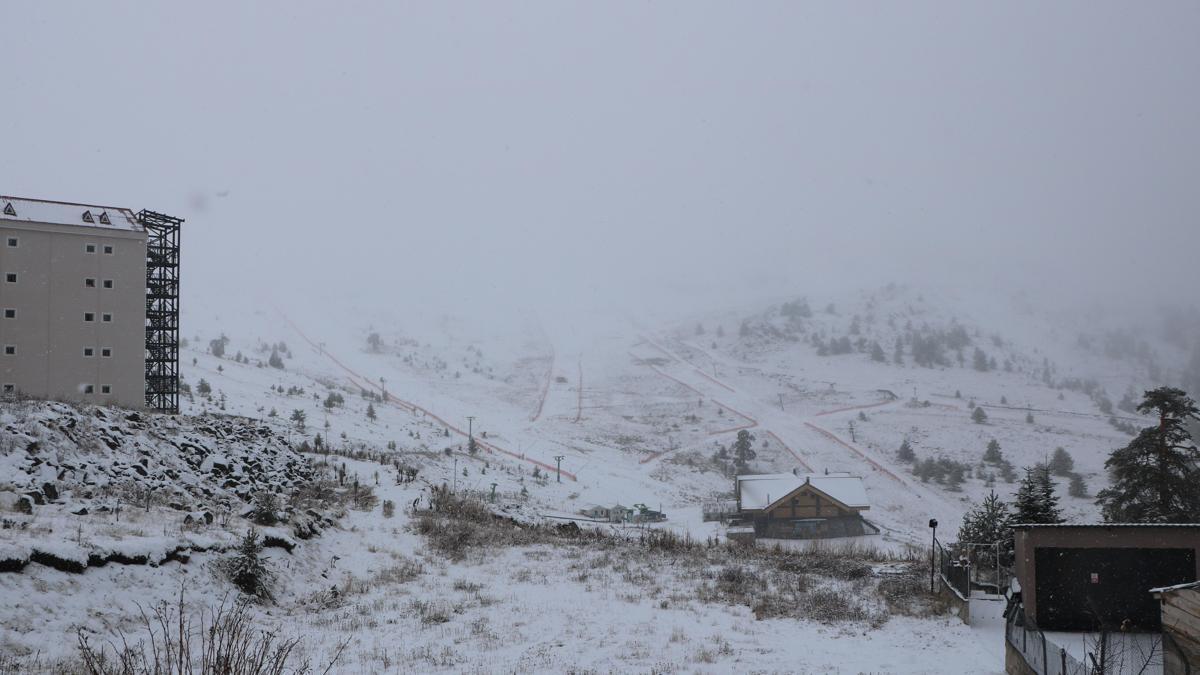 Kartalkaya pistler beyaza büründü, kar kalınlığı 10 santime ulaştı