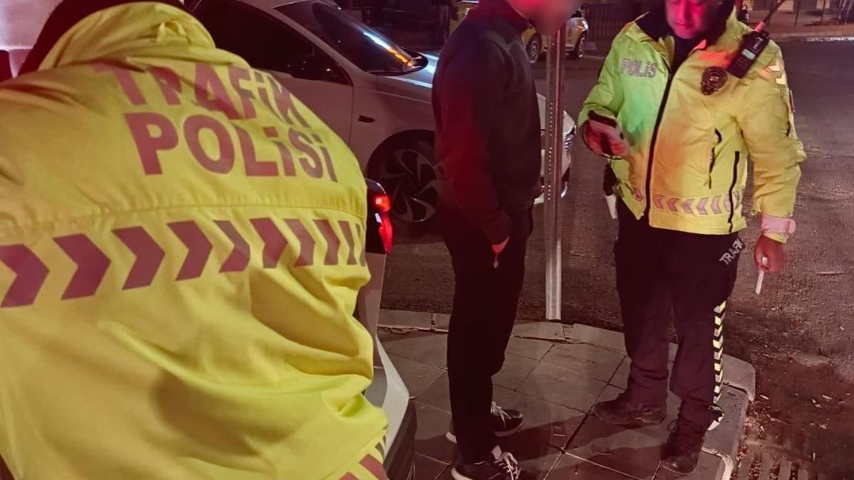 Mardinde tarihi caddede yüksek sesle müzik dinleyen 55 araç sürücüsüne ceza