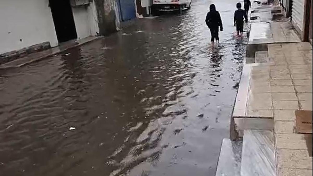 Adanada sağanak nedeniyle yollar göle döndü