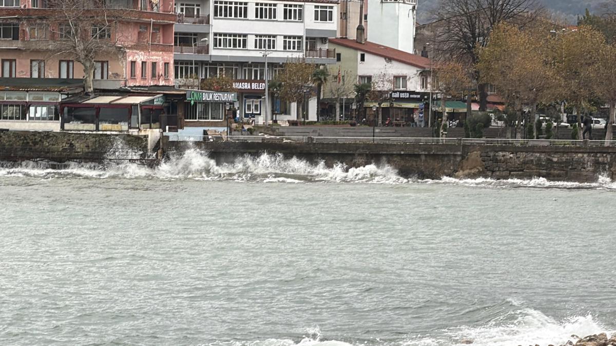 Bartın'da fırtına; dalga boyu 3 metreye ulaştı