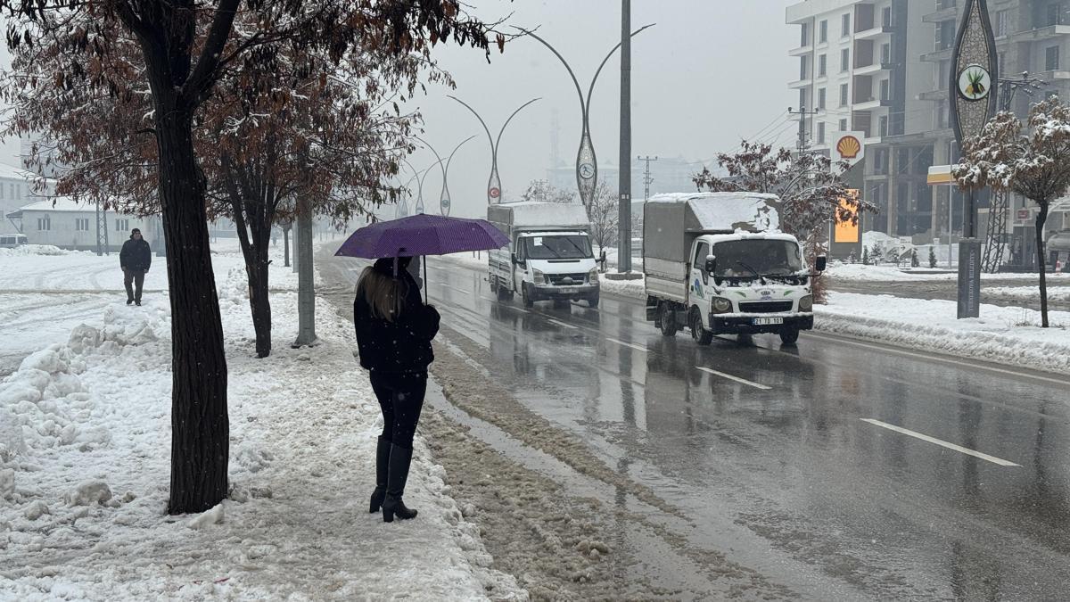 Yüksekova'da karla karışık yağmur etkili oldu