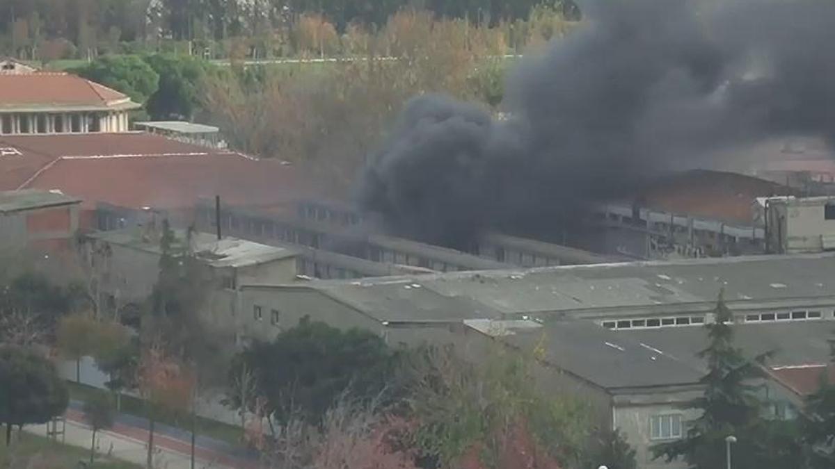 Bakırköy'deki tekstil fabrikasında yangın: Çok sayıda ekip bölgede