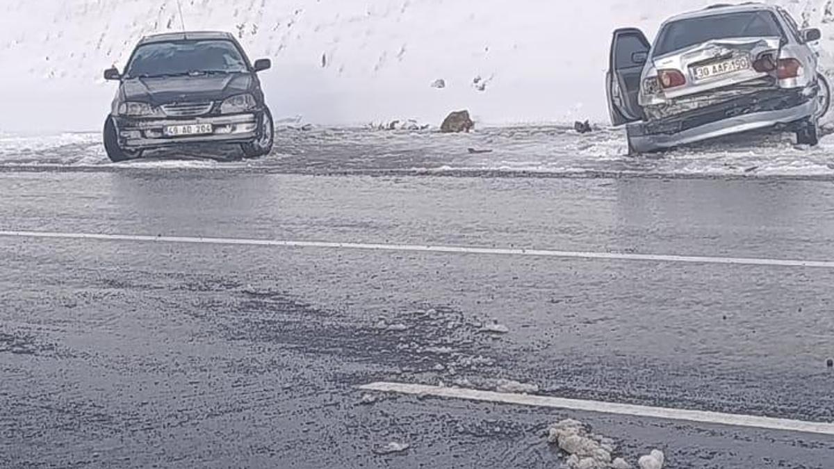 Van'da buzlanmış yolda zincirleme kaza; 5 yaralı