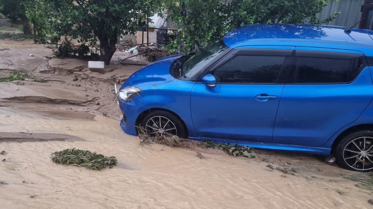 KKTC'de etkili olan şiddetli yağışlar sele neden oldu