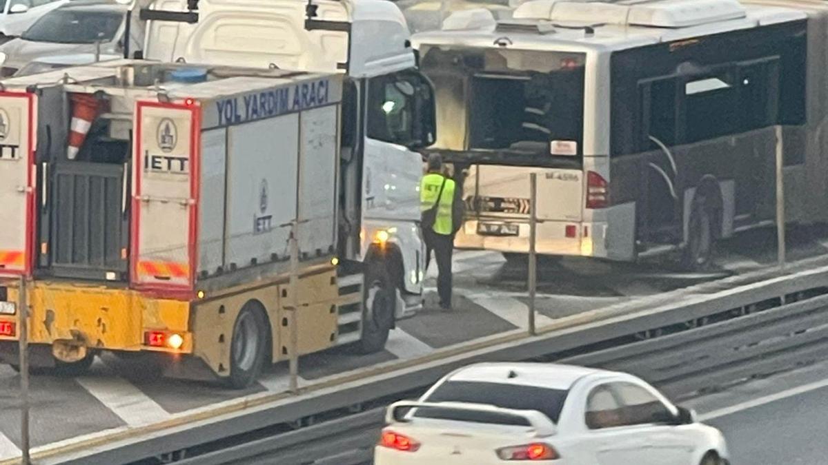 SON DAKİKA... İstanbul'da metrobüste yangın çıktı