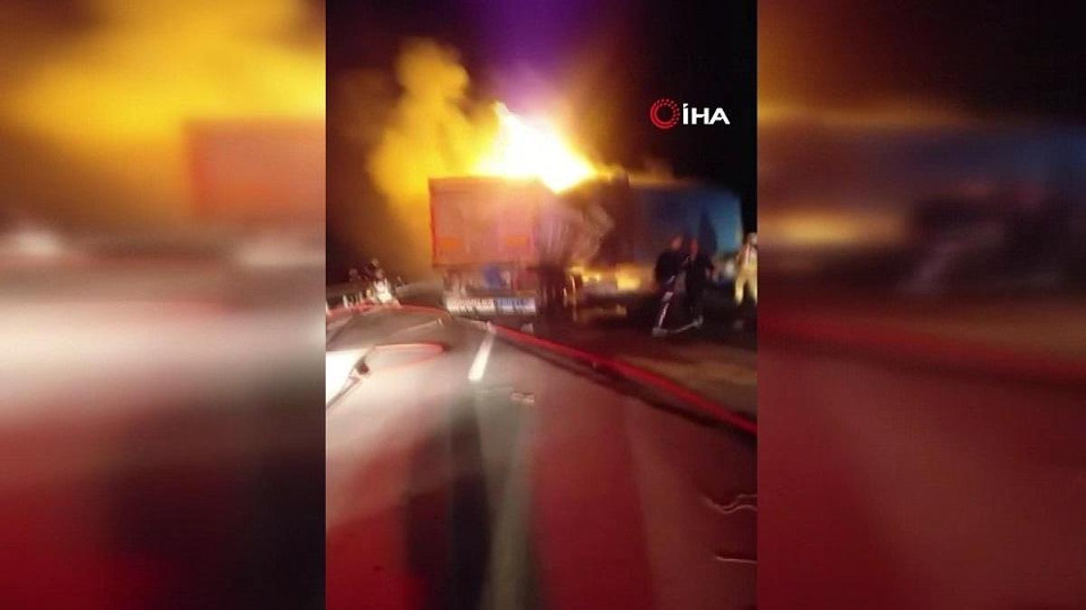 Manisa'da iki TIR alev topuna döndü!