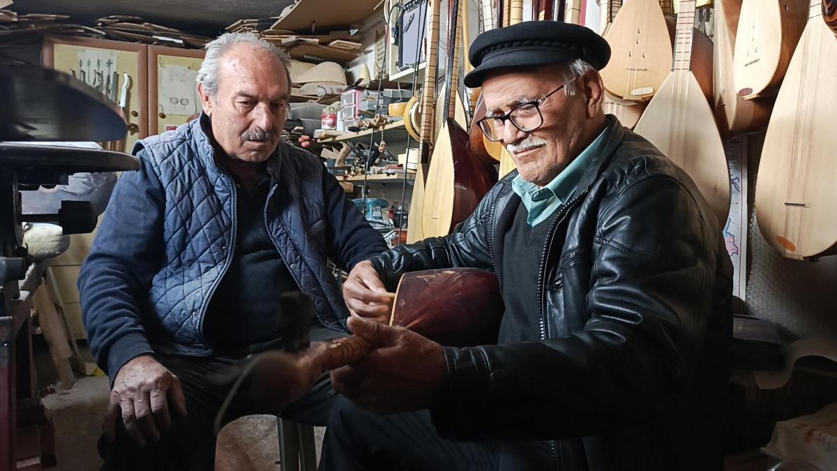 Bağlama çalma hayalini 84 yaşında gerçekleştirdi