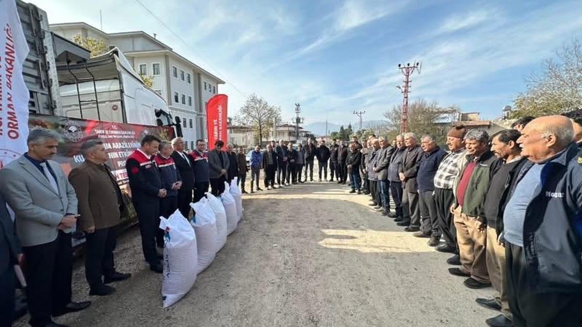 Osmaniyede çiftçilere sertifikalı nohut tohumu dağıtıldı