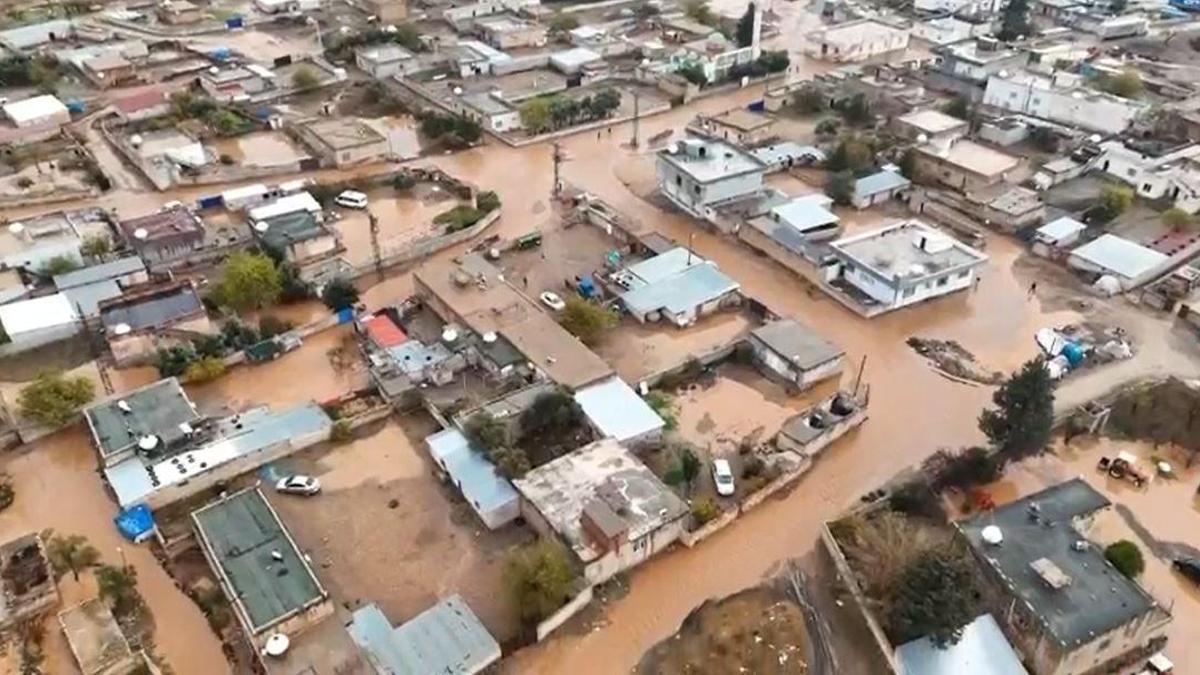 Sağanak nedeniyle su altında kalan mahalle ve tarım arazileri havadan görüntülendi