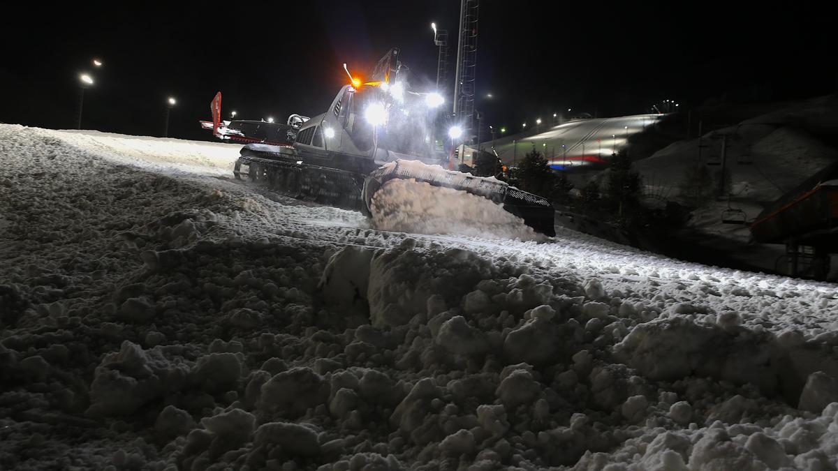 Depolanan kar ve suni karlamayla Palandöken'de kayak heyecanı başlıyor