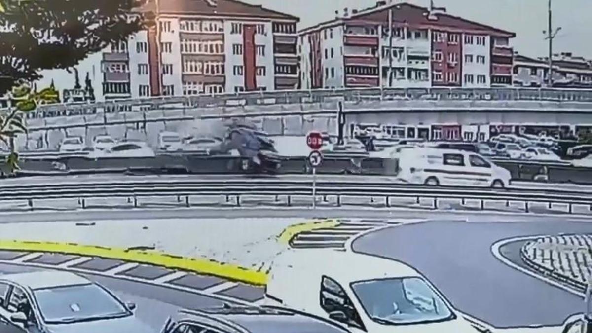 Beton bariyere çarpan otomobil, devrilip sürüklendi; kaza kamerada