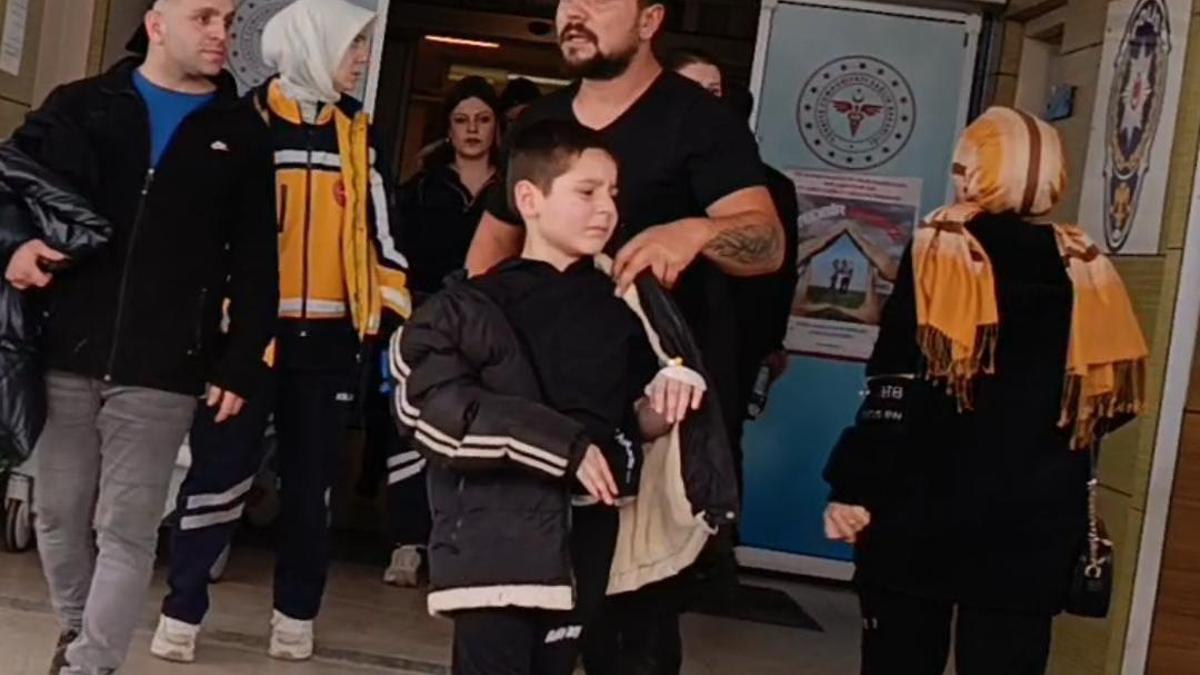 Nacakla oynadı, felaketi yaşadı! Küçük çocuğun parmağı kopma noktasına geldi