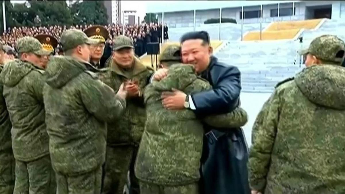Kim Jong Un Rusya'dan dönen askerlere tek tek sarıldı