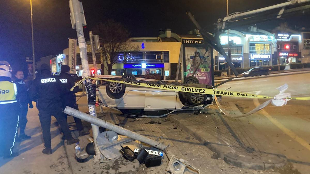 Ankara'da otomobil, motosiklete ve sinyalizasyon direğine çarpıp takla attı; 4 yaralı