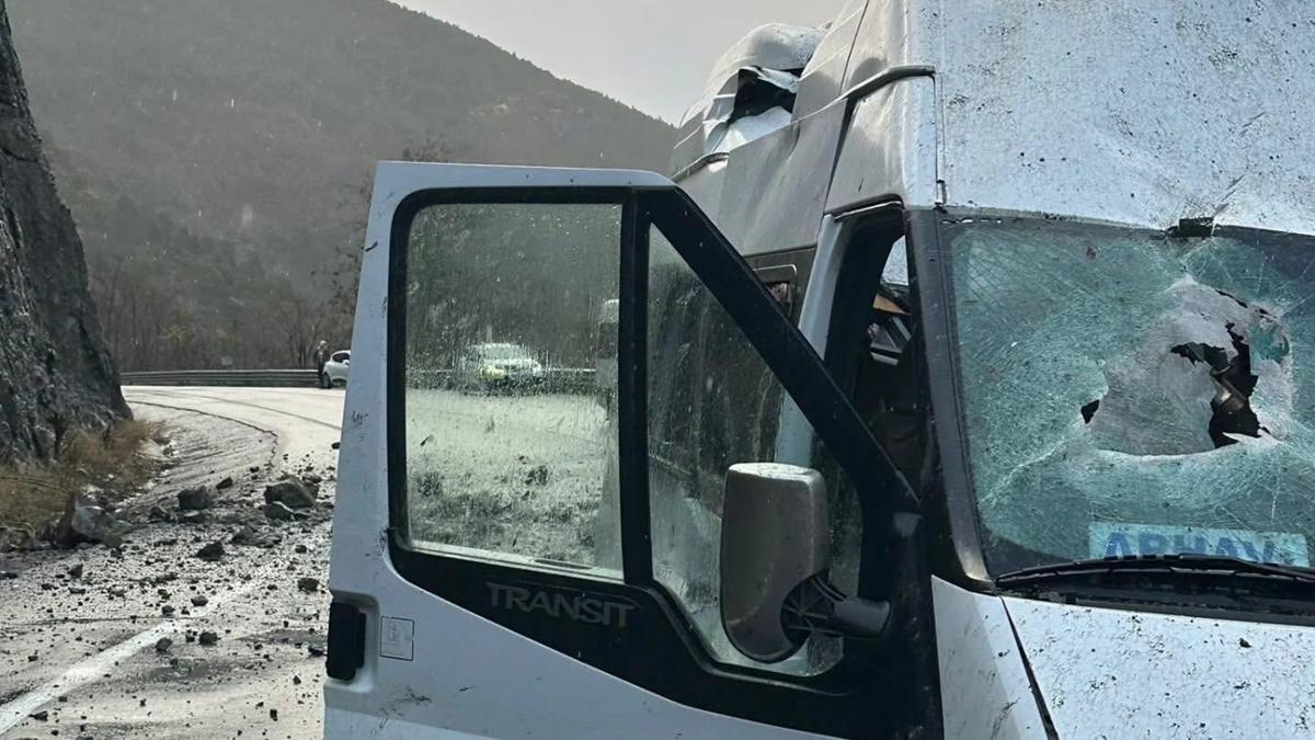 Yamaçtan kopan kaya, minibüse isabet etti