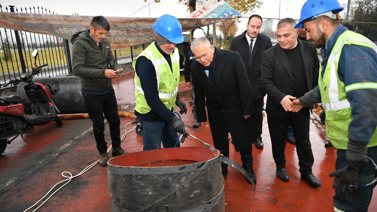 Başkan Büyükkılıç, yağmur suyu terfi hattı şantiyesinde incelemelerde bulundu