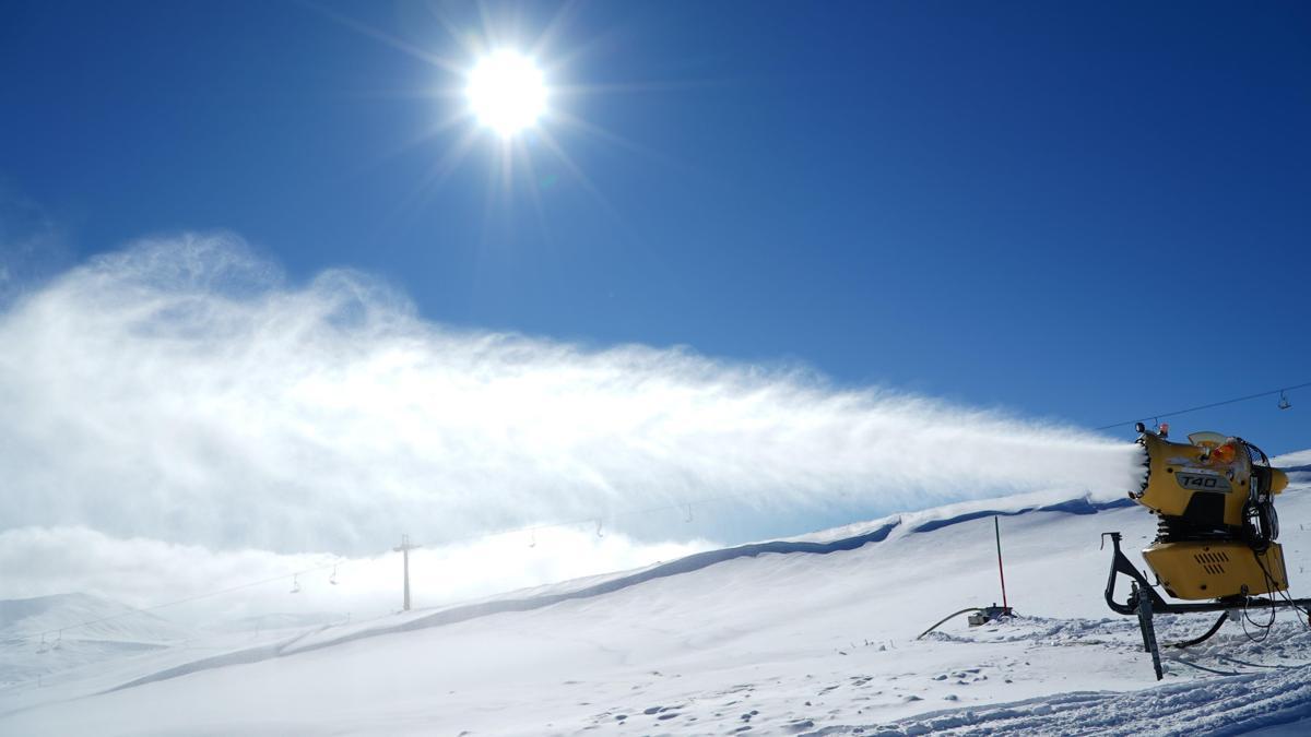 Erciyes Kayak Merkezi, suni karlama ile sezona hazırlanıyor