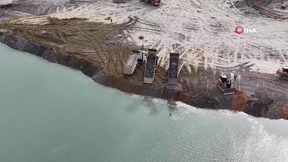 İBB döküm sahasına çevirdiği gölde balıklar can çekişiyor