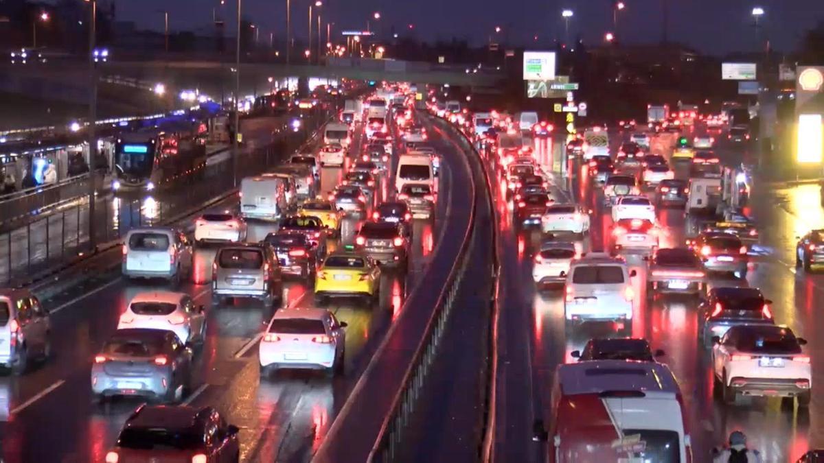 İstanbul'da yollar kilit! İşte kara yollarında son durum
