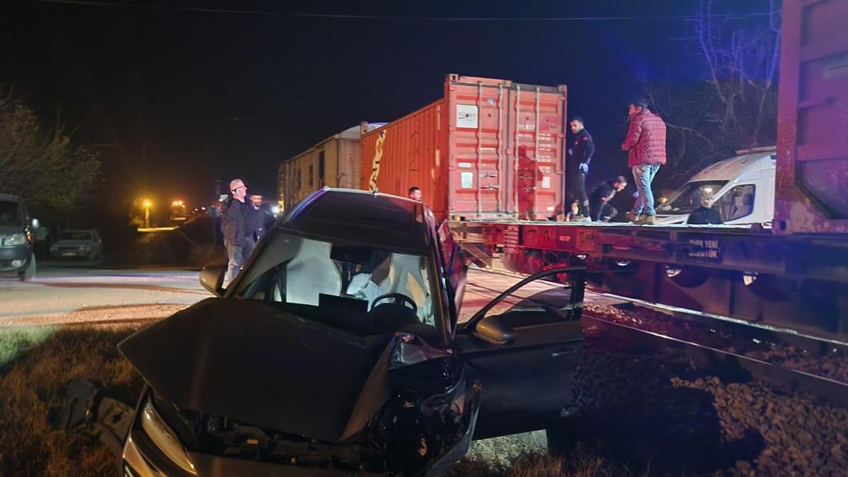 Malatya'da yük treni otomobile çarptı: 5 yaralı