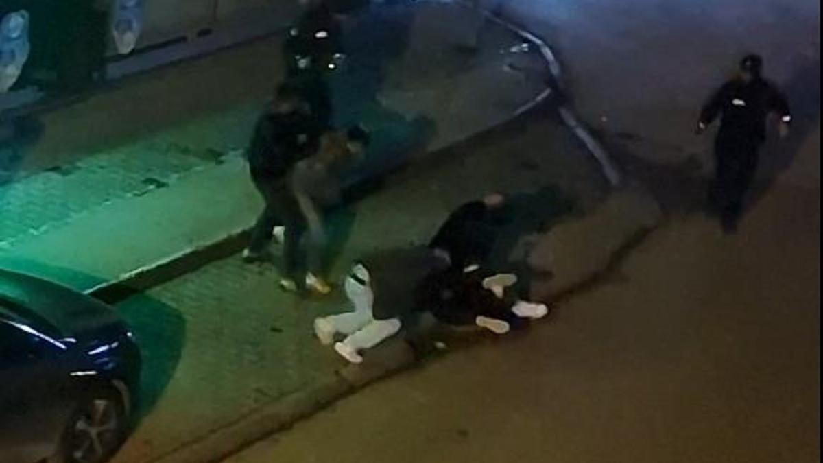 Boluda iki grup arasındaki kavga kamerada; bekçilerden biber gazlı müdahale