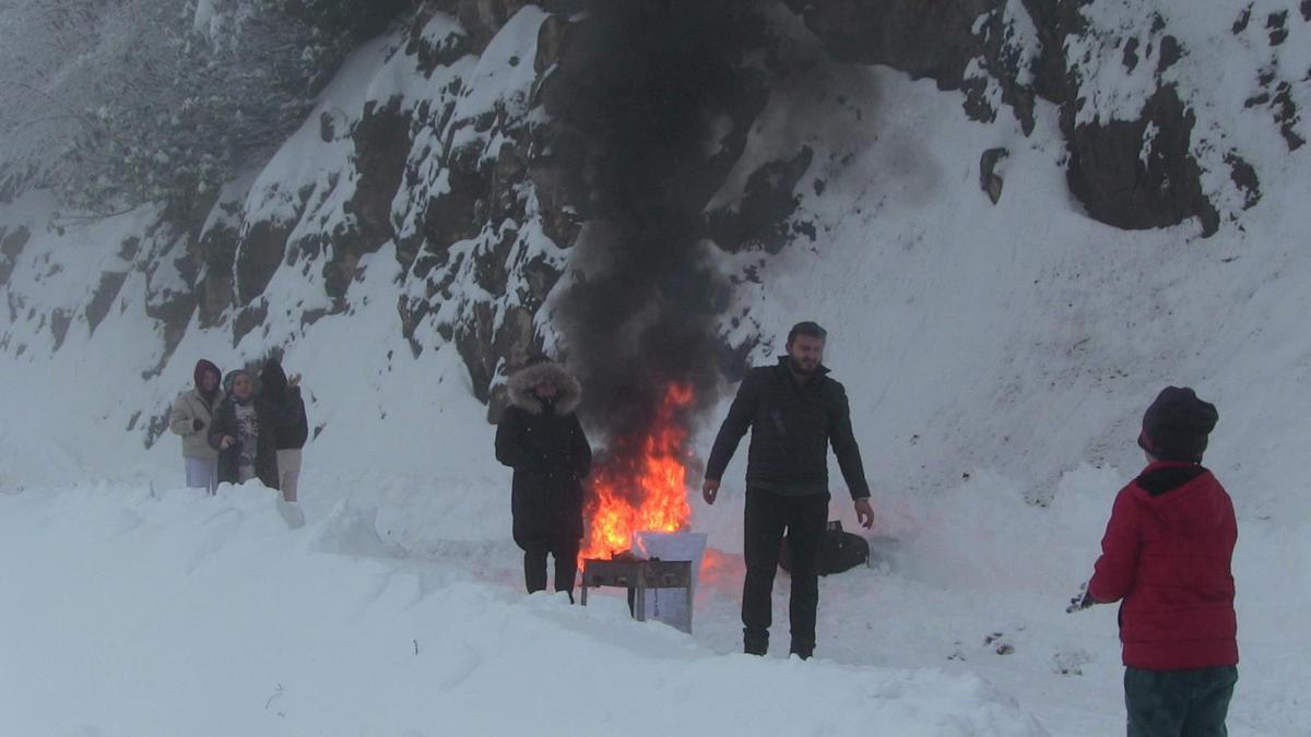 Artvinde kar nedeniyle araçlar yolda kaldı, sürücüler ateş yakıp ısındı