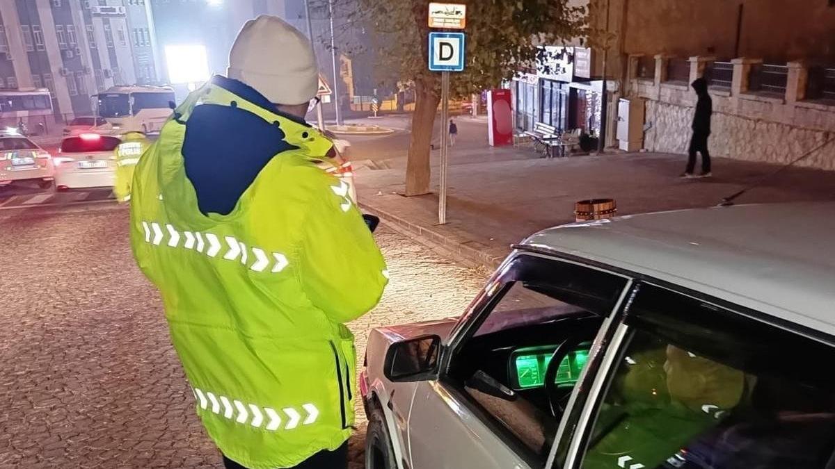 Tarihi caddede yüksek sesli müzikle çevreye rahatsızlık veren 69 sürücüye ceza