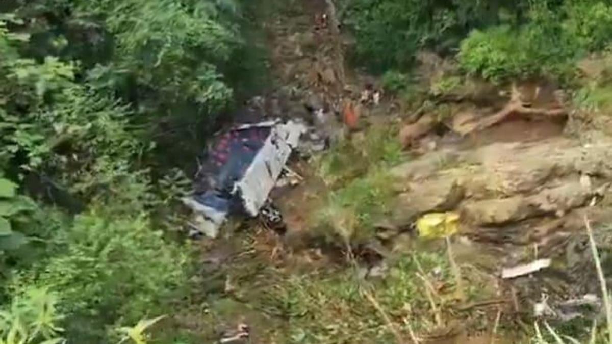 Kolombiya’da katliam gibi kaza! Öğrencileri taşıyan otobüs uçuruma yuvarlandı: 17 ölü, 20 yaralı...