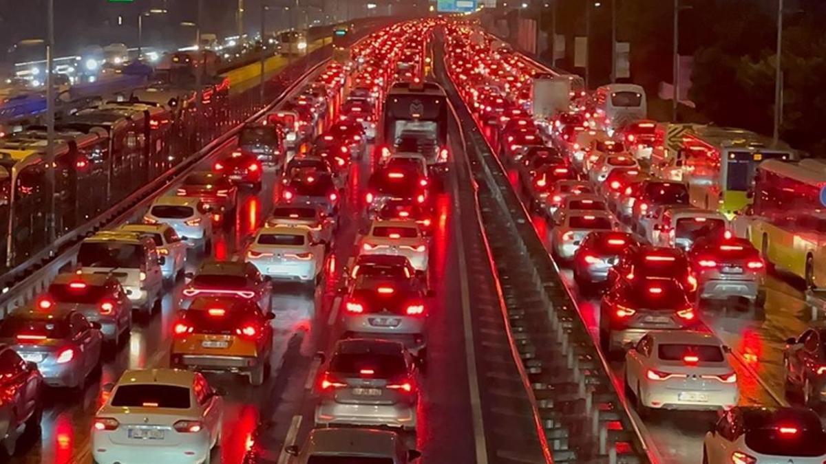 İstanbul'da akşam saatlerinde trafik yoğunluğu yüzde 80'e çıktı