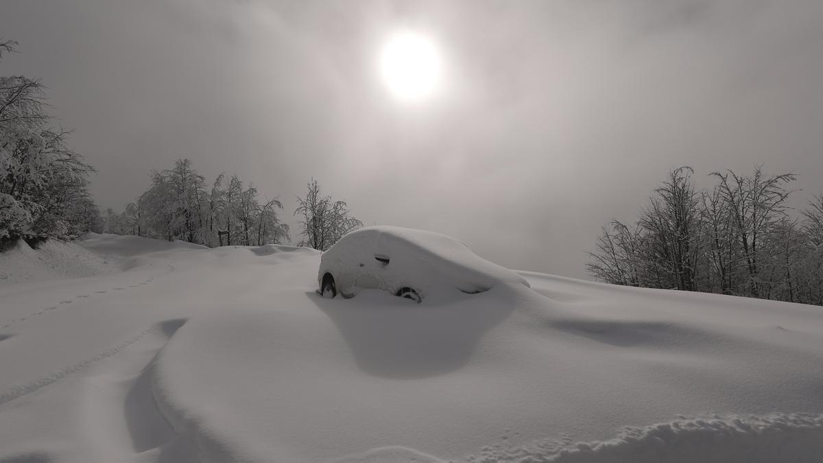 Deniz manzaralı yaylada kar güzelliği