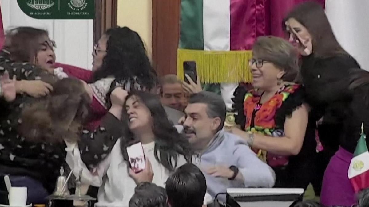 Kent meclisinde 'saç saça baş başa' kavga! Meksika'da ortalık böyle karıştı...