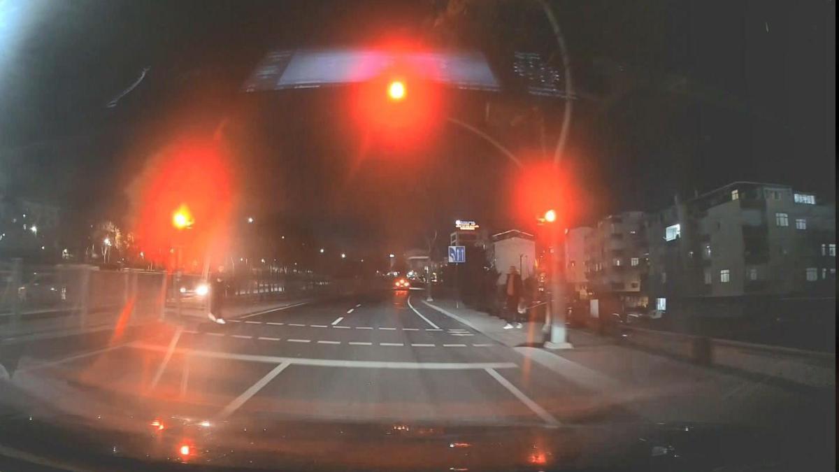 İstanbul - Sultangazi'de kırmızı ışıkta durmadı; yaya ölümden döndü